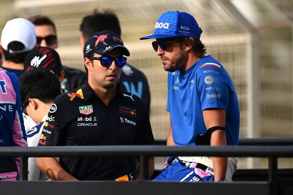 Checo Pérez y Fernando Alonso platicando en Baréin (Getty Images)