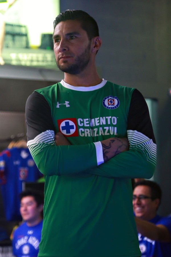 Yosgart Gutiérrez con la playera de Cruz Azul en 2014 (Imago 7)