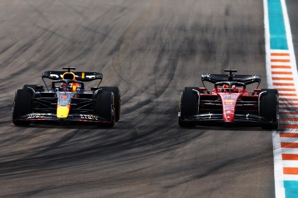 Max Verstappen y Charles Leclerc peleando el liderato en Miami (Getty Images)