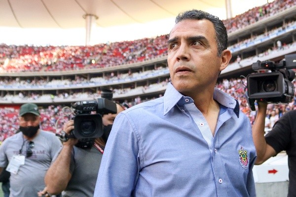 Ricardo Cadena podría seguir siendo DT de Chivas (Imago 7)