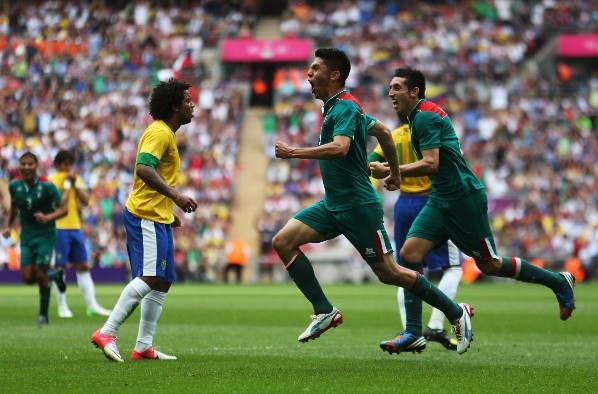 Oribe Peralta celebra uno de sus goles ante Brasil (Getty Images)