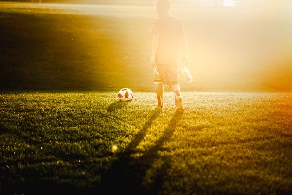 Niños jugando al fútbol: Getty