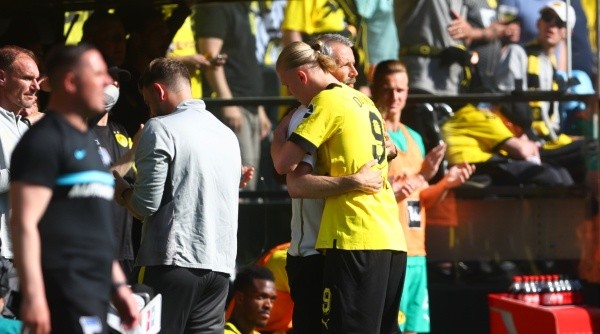 Erling Haaland y su abrazo con Marco Rose en su despedida de Borussia Dortmund