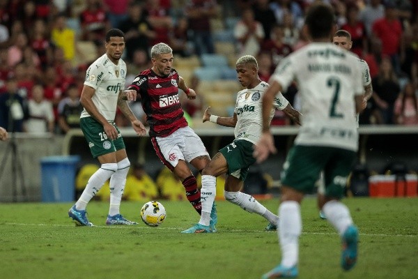  AGIF/ Flamengo e Palmeiras, no Maracanã, pelo Campeonato Brasileiro.