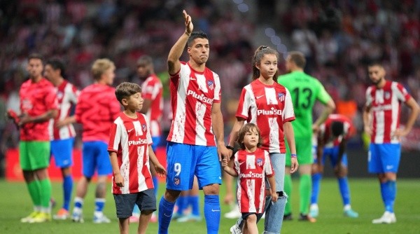 Luis Suárez, en su despedida del Wanda Metropolitano junto a sus hijos (Getty)
