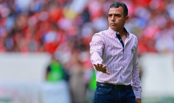 Ricardo Cadena, head coach of Chivas gestures during the quartefinals second leg match between Chivas and Atlas as part of the Torneo Grita Mexico C22 Liga MX at Jalisco Stadium on May 15, 2022 in Guadalajara, Mexico. (Photo by Hector Vivas/Getty Images)