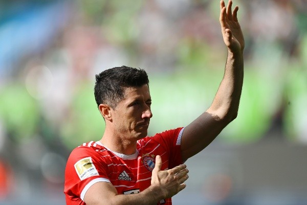 Robert Lewandowski despidiéndose del público del Bayern Munich: Getty