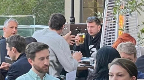 Luka Doncic tomando cerveza (Foto: @AttackTheRack)