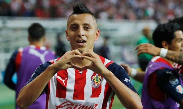 ZAPOPAN, MEXICO - APRIL 23: Roberto Alvarado of Chivas celebrates after scoring the second goal of his team during the 16th round match between Chivas and Pumas UNAM as part of the Torneo Grita Mexico C22 Liga MX at Akron Stadium on April 23, 2022 in Zapopan, Mexico. (Photo by Refugio Ruiz/Getty Images)