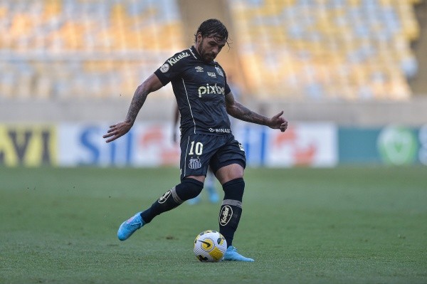 Goulart tem contrato no fim no Santos (Foto: Thiago Ribeiro/AGIF)