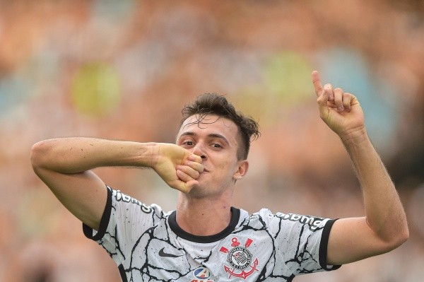 Lucas Piton com a camisa do Corinthians (Foto: Thiago Ribeiro/AGIF)