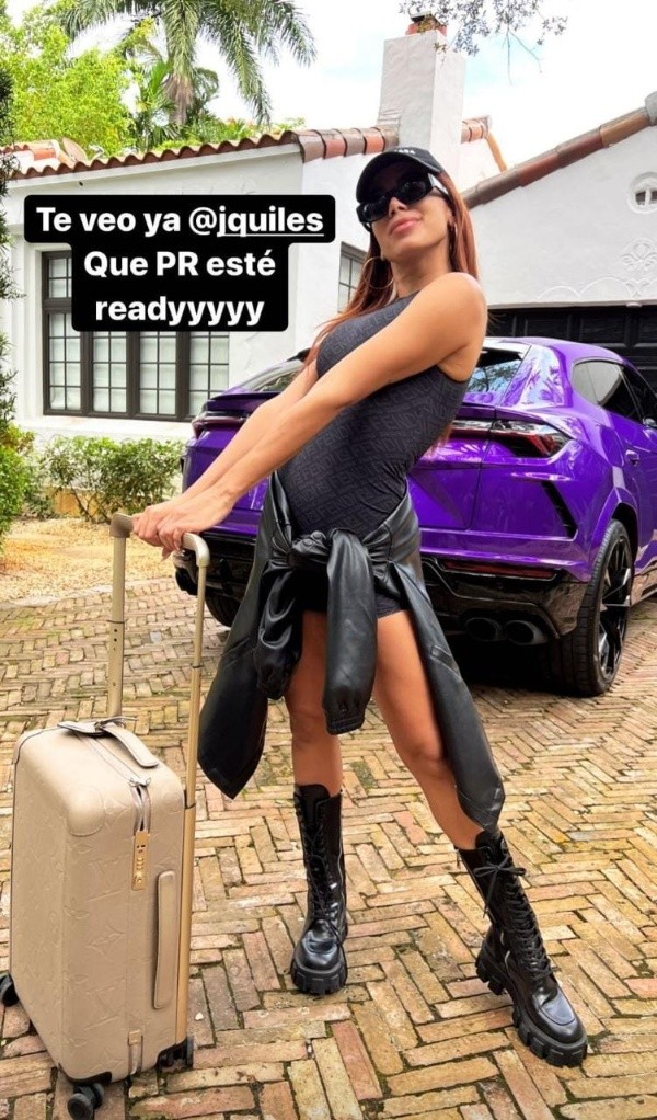 Reprodução/Instagram oficial da Anitta - Anitta posa perto de uma Lamborghini Urus.