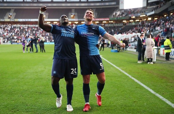 Última Divisão on X: Akinfenwa, o jogador mais forte do mundo, ia se  aposentar hoje. Mas o time dele, Wycombe, se classificou para os playoffs  da 3ª divisão inglesa. Então ele terá