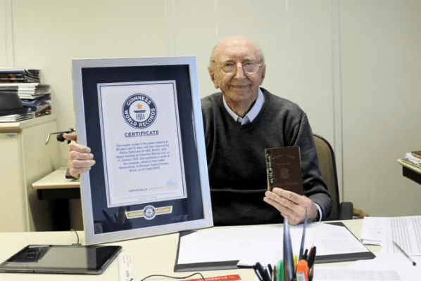 Walter Orthmann com o certificado do Guinness World Records - Imagem: Reprodução/Guinness