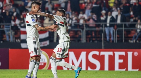 Caio com a camisa do São Paulo comemorando seu único gol nos profissionais (Foto: Marcello Zambrana/AGIF)