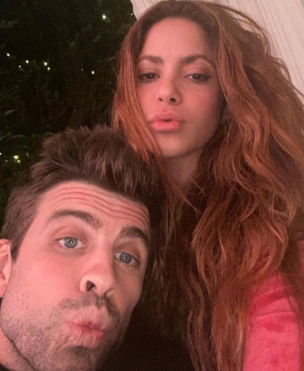 Reprodução/Instagram oficial de Shakira - Shakira posa ao lado de seu esposo, Gerard Piqué.