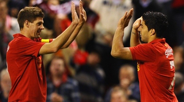 Luis Suárez y Steven Gerrard, en Liverpool en el año 2012