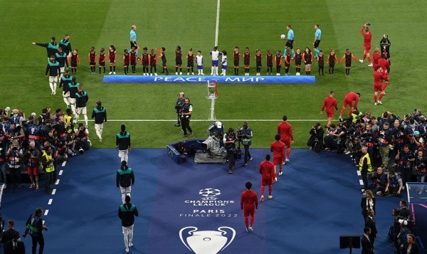 Real Madrid y Liverpool saliendo al césped. Getty.