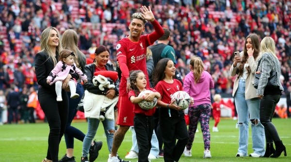 La familia de los jugadores de Liverpool dio la vuelta de honor en Anfield en el final de la Premier League