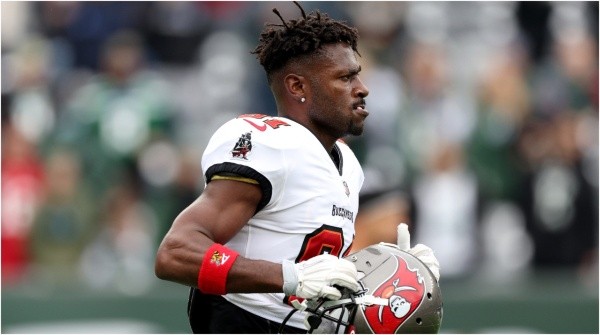 Brown playing with the Bucs