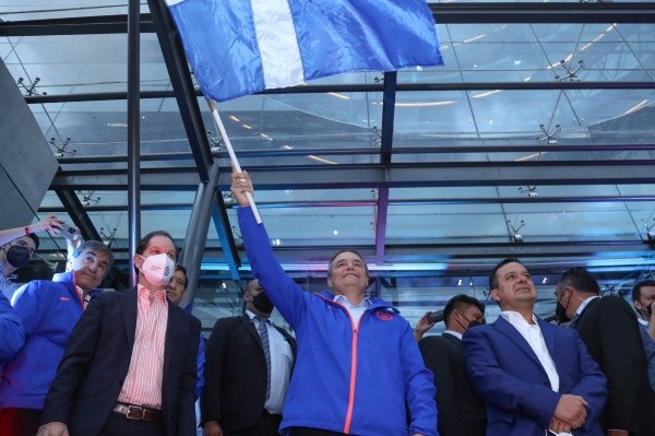 Aguirre junto a los directivos celestes. (Cruz Azul)