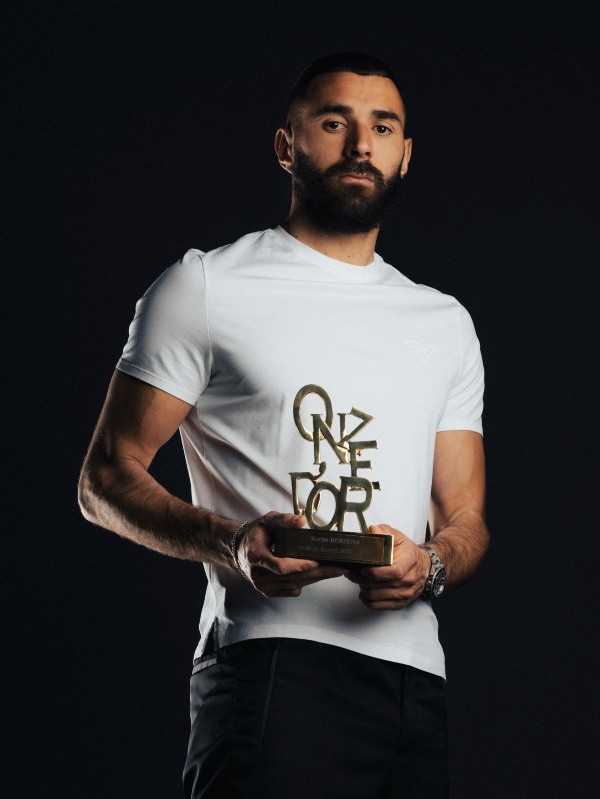 Benzema con su premio Onze. OnzeMondial.com