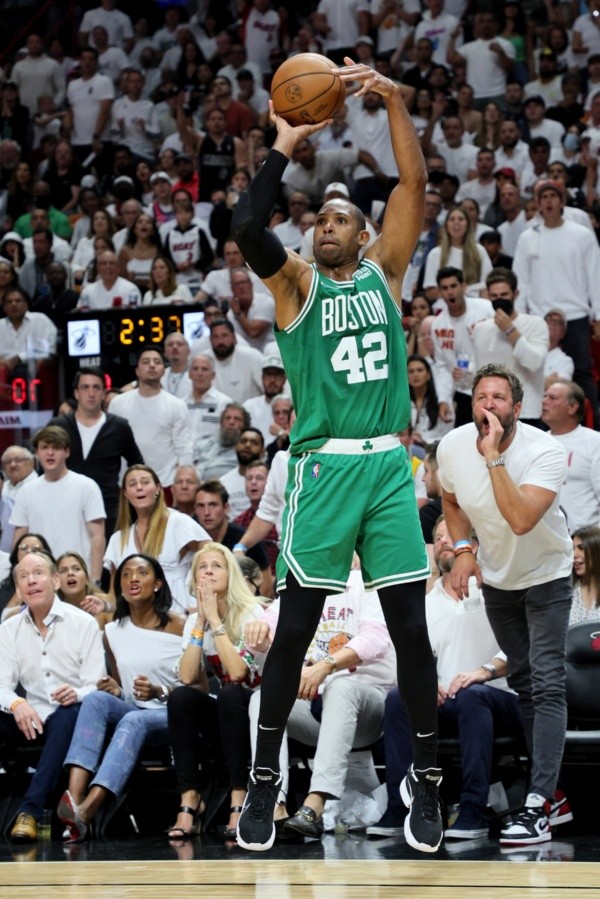 Al Horford lanzando un triple ante Miami Heat (Getty Images)