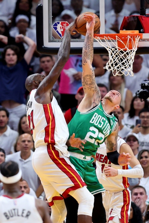 Daniel Theis bloqueando a DeWayne Dedmon (Getty Images)