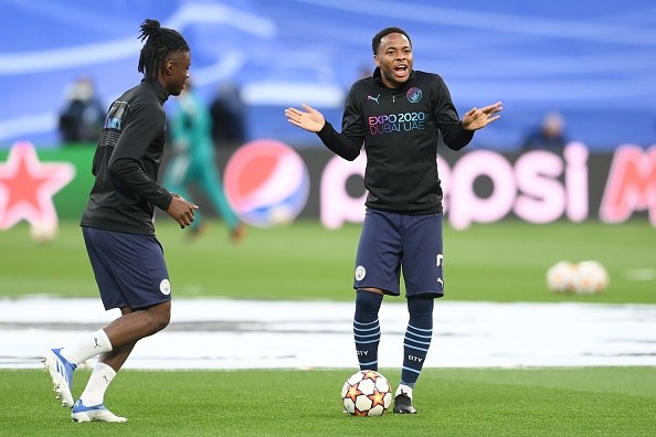 Sterling en calentamiento con City. Getty.