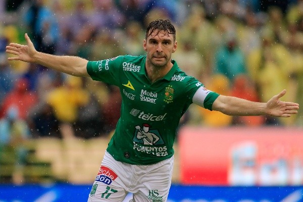 Mauro Boselli con la playera del Club León (JAM Media)