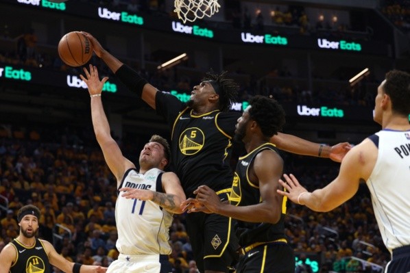 Kevon Looney ganándole un rebote a Luka Doncic (Getty Images)