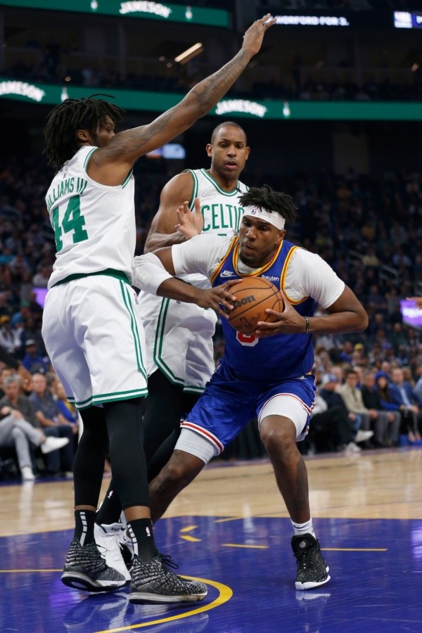 Robert Williams III y Al Horford cubriendo a Kevon Looney (Getty Images)