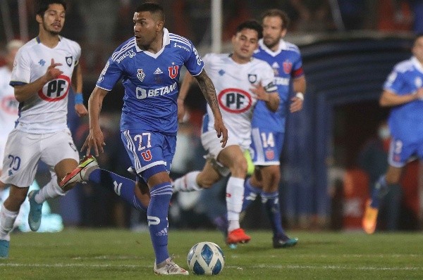 21 de mayo del 2022/SANTIAGONahuel Lujan disputa el balon, durante el partido entre Universidad de Chile contra Huachipato, que se disputa en el estadio Santa Laura, valido por la Decimocuarta fecha del Campeonato Nacional PlanVital.FOTO: SEBASTIAN BELTRAN GAETE/AGENCIAUNO