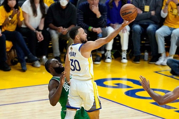 Curry teve outra noite inspirada no perímetro. Créditos: Getty Images