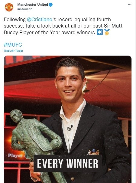 Imagen de CR7 en su primera etapa en el club y con el premio. Twitter Manchester United.