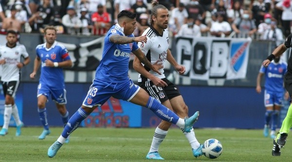 06 de MARZO del 2022/SANTIAGOCamilo Moya (i) y Christian Santos(d) ,durante el partido valido por la Quinta fecha del Campeonato Nacional AFP PlanVital 2022, entre Colo Colo vs Universidad de Chile, disputado en el Estadio Monumental.FOTO: JORGE DIAZ/AGENCIA UNO