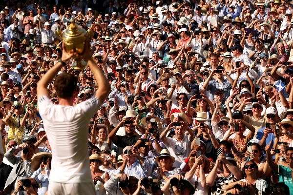 Murray levantando uno de sus dos trofeos en Wimbledon (Getty)