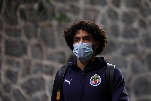 César Huerta carga contra Chivas (Imago 7)