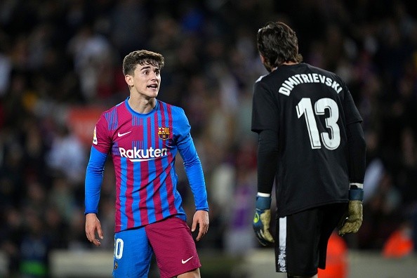 Gavi en discusión en Barcelona ante Rayo Vallecano. Getty