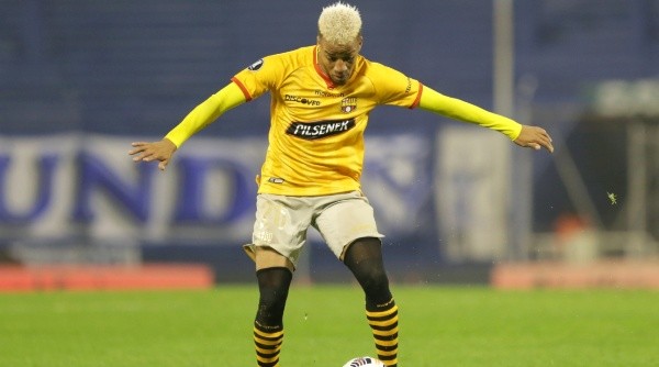 Byron Castillo, en un partido internacional con Barcelona de Ecuador