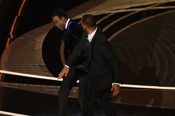 Will Smith agride Chris Rock durante o Oscar 2022. Créditos: Getty Images