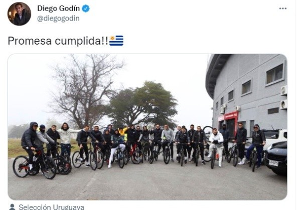Godín y sus compañeros de selección. Twitter.