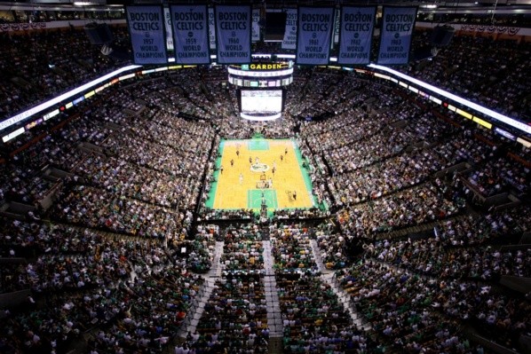 TD Garden y los banderines de los títulos de Boston Celtics (Getty Images)