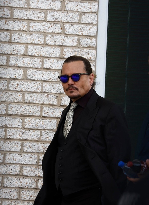 Johnny Depp na saída do tribunal - Foto: Getty Images