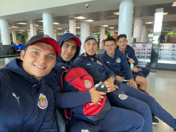 La delegación de Chivas, en el aeropuerto (Chivas)