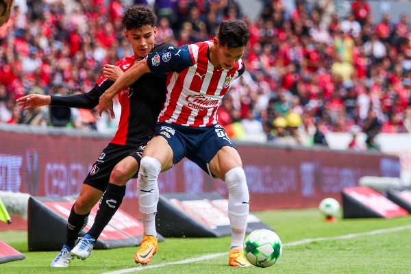 Jesús Orozco con la playera de Chivas (Imago 7)