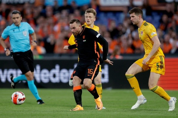 Países Bajos en acción ante Gales. Getty.