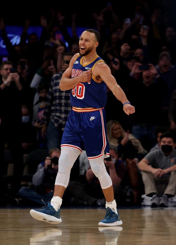 Stephen Curry convertido en el máximo anotador de triples en la historia (Getty Images)
