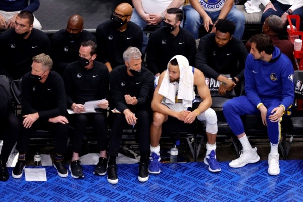 Stephen Curry inició los Playoffs como suplente (Getty Images)