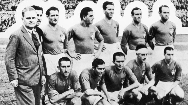 Vittorio Pozzo and the Italian squad in the 1934 World Cup. (Keystone/Hulton Archive/Getty Images)